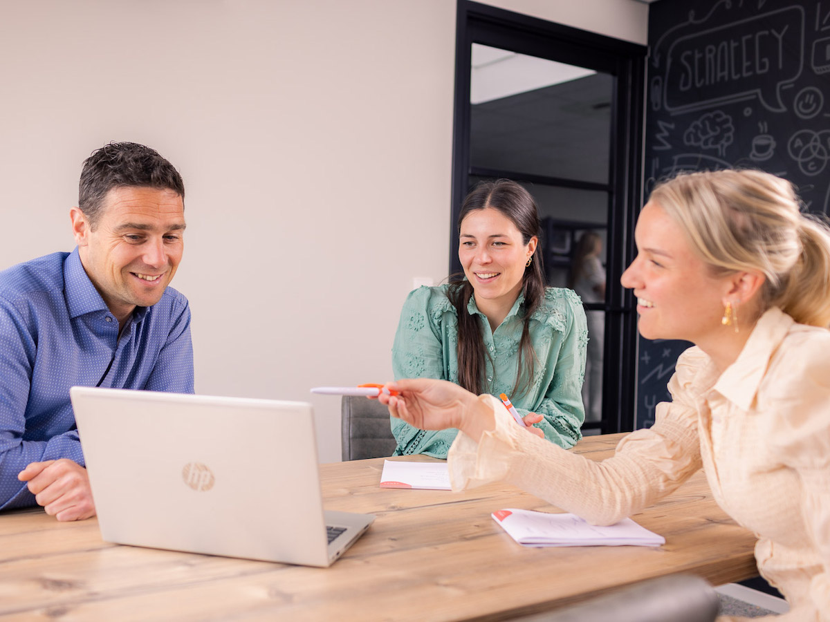 Overleg van team people over personeelshandboek